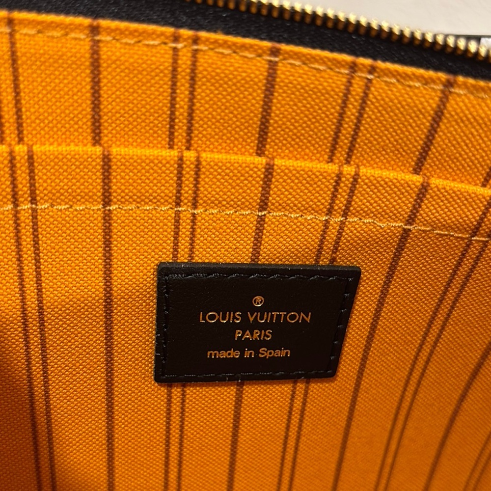 Louis Vuitton Limited Edition Monogram Black Neverfull Pouch - Picture 6 of 9